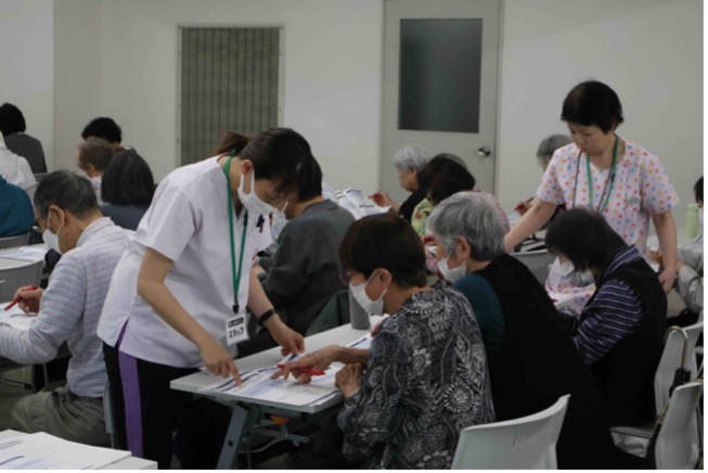 健康チェック票を記入する様子